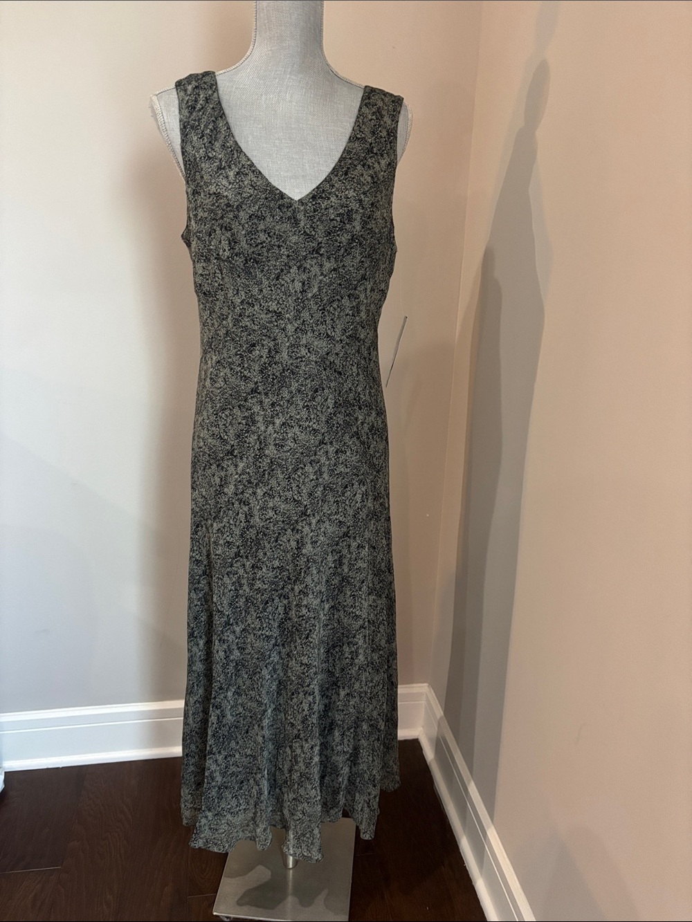 Jones New York Silk Sleeveless V-Neck Gray Floral Midi Dress size 16